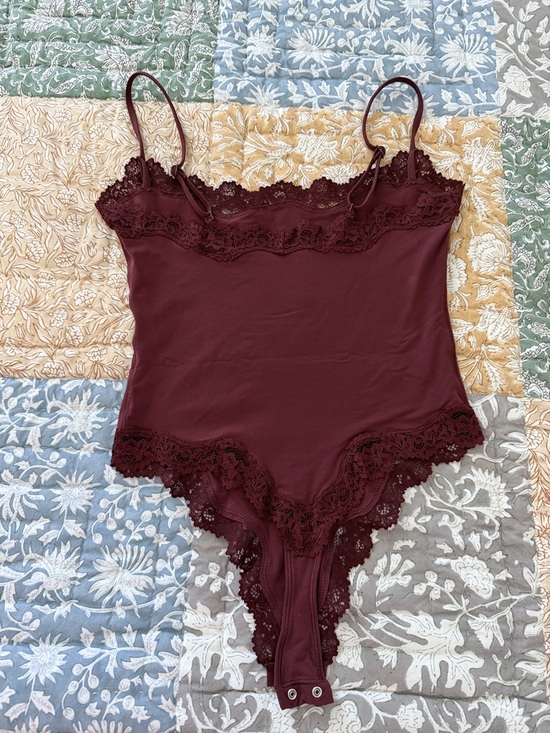 Skims Fits Everybody lace-trimmed cami stretch thong bodysuit Oxblood Small - Picture 7 of 12
